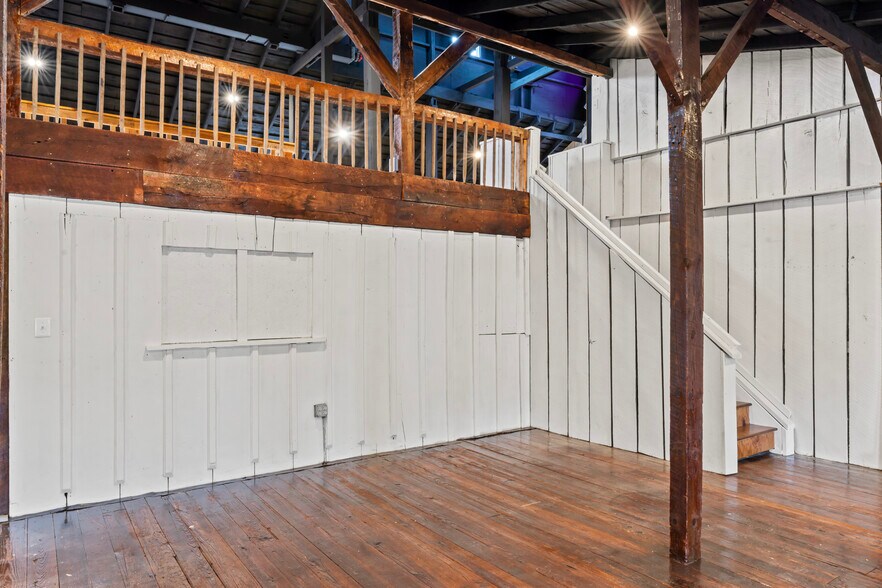 More Photos Of 20704 Ashburn Rd, Ashburn Unknown For Lease