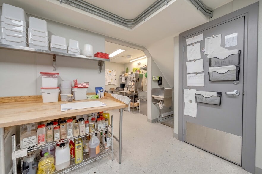 More Photos Of 67 Park Ave, Wind Gap Freestanding For Lease