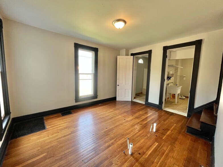 More Photos Of 1085 W Main St, Troy Medical For Sale