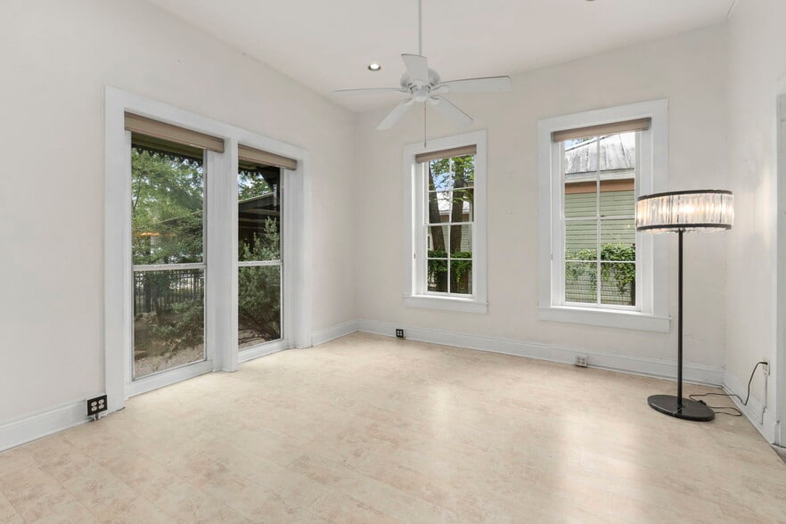 More Photos Of 1012 N Flores St, San Antonio General Retail For Sale