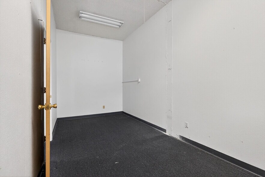 More Photos Of 1109-1115 Kimbark St, Longmont Storefront For Lease