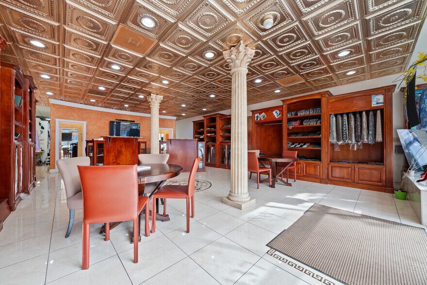 More Photos Of 12437 Ventura Blvd, Studio City Storefront For Lease