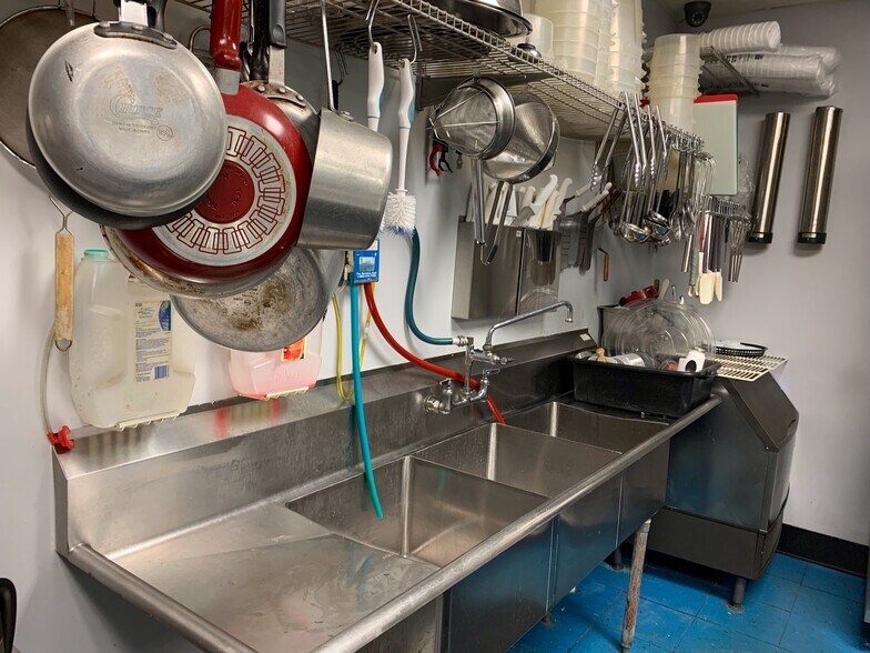 More Photos Of 592-594 N 2nd St, Memphis Freestanding For Sale