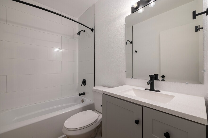 More Photos Of 2002-2010 N 50th St, Phoenix Apartments For Sale