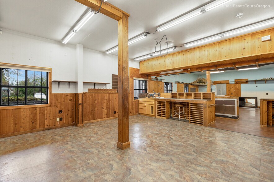 More Photos Of 10791 Oak St NE, Donald Showroom For Sale