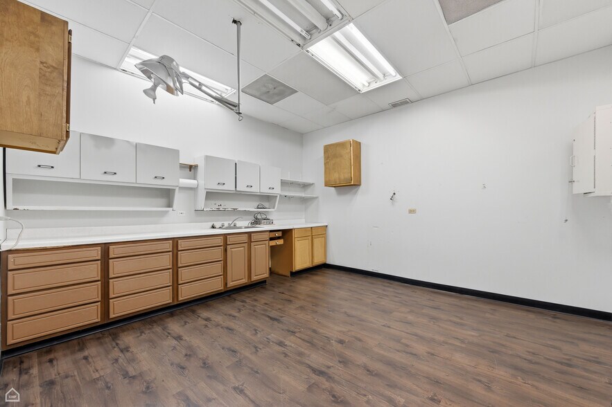 More Photos Of 8507 S Roberts Rd, Justice Veterinarian Kennel For Sale