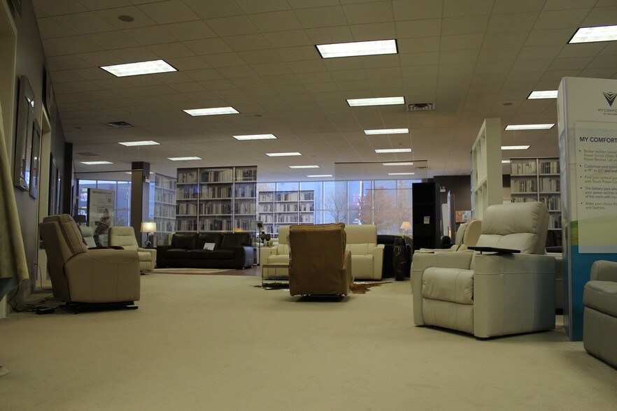More Photos Of 4553 King St E, Kitchener Showroom For Lease