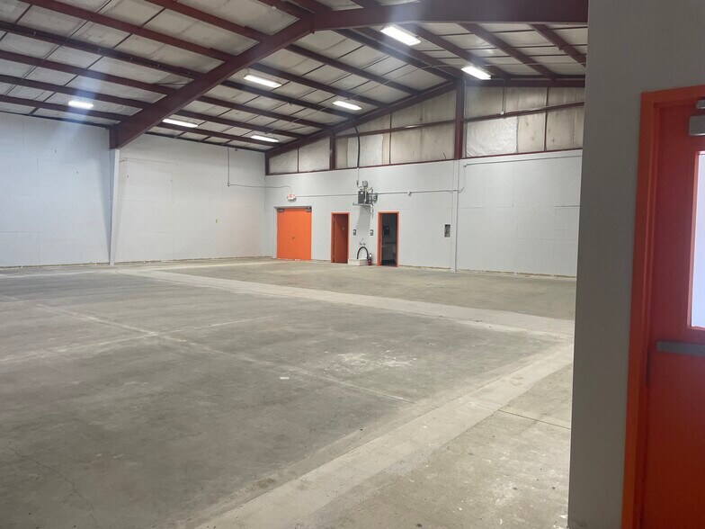 More Photos Of 1127 Front Ave SW, New Philadelphia Freestanding For Lease