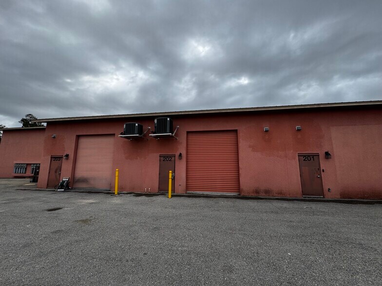 More Photos Of 10650 Metro Pky, Fort Myers Showroom For Lease