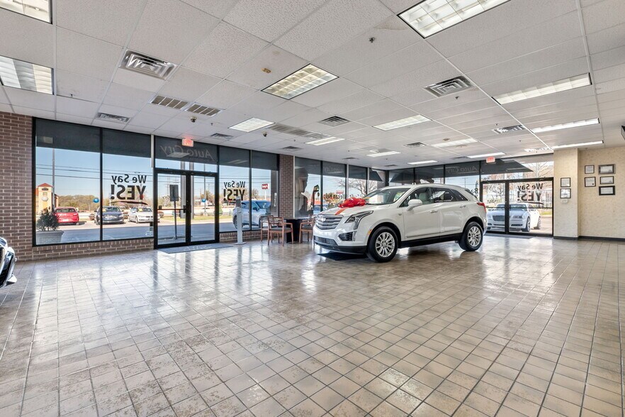 More Photos Of 940 N I-35 E, Lancaster Auto Dealership For Lease
