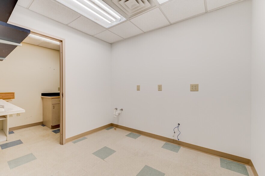 More Photos Of 860 NW Washington Blvd, Hamilton Medical For Lease