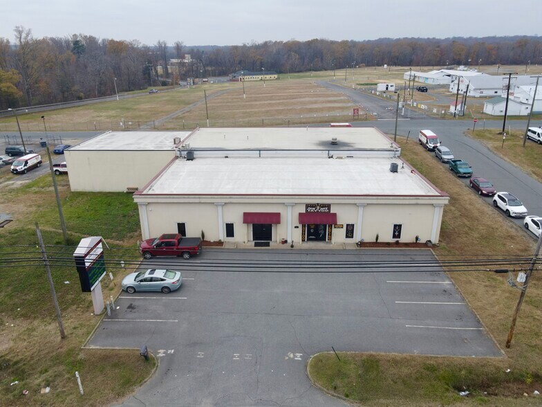 Primary Photo Of 1901 Dixon St, Fredericksburg Flex For Lease