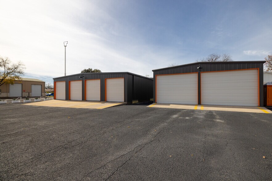 More Photos Of 408 S Main St, Lampasas Light Distribution For Sale