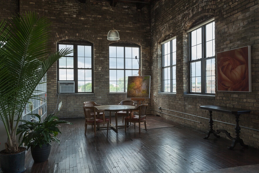 More Photos Of 1330 Quincy St NE, Minneapolis Showroom For Sale