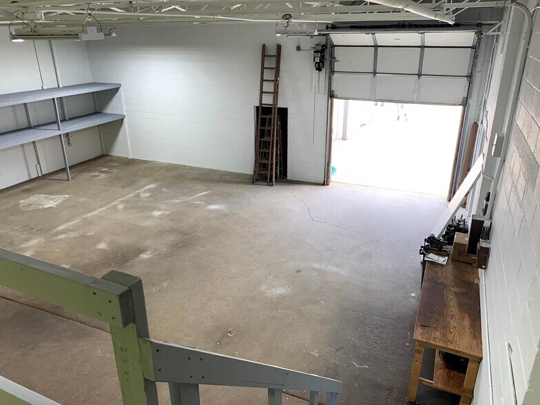 More Photos Of 32722 W 8 Mile Rd, Farmington Hills Warehouse For Lease