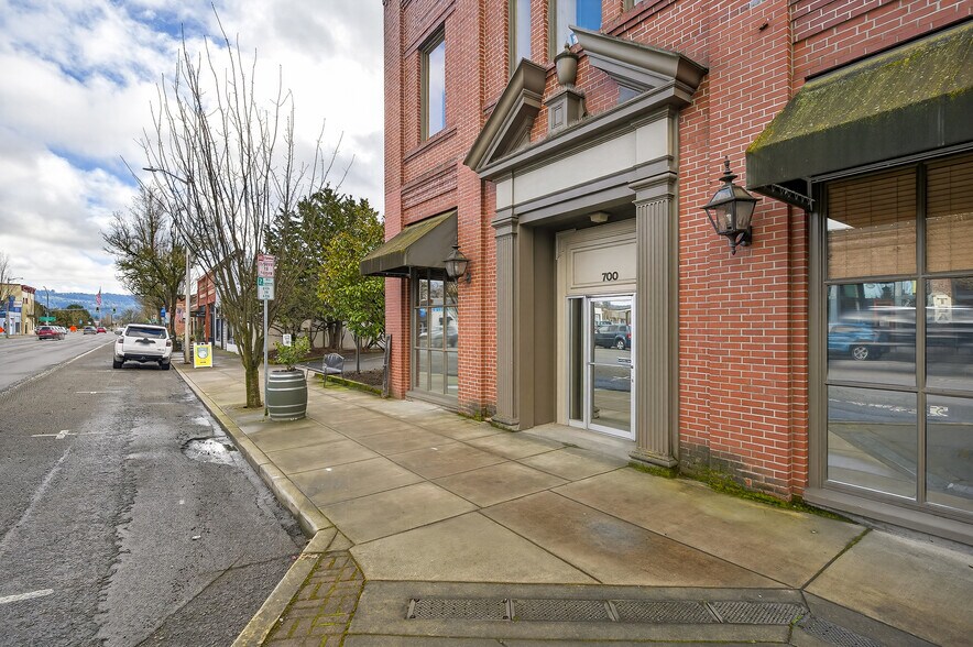 More Photos Of 700 E 1st St, Newberg Storefront Retail Residential For Sale