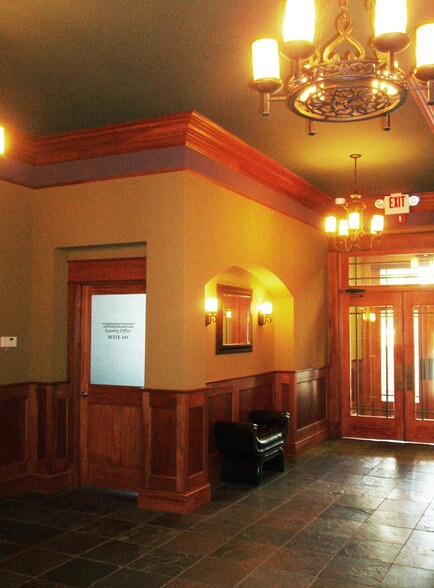 More Photos Of 2850 W Clay St, Saint Charles Office For Sale