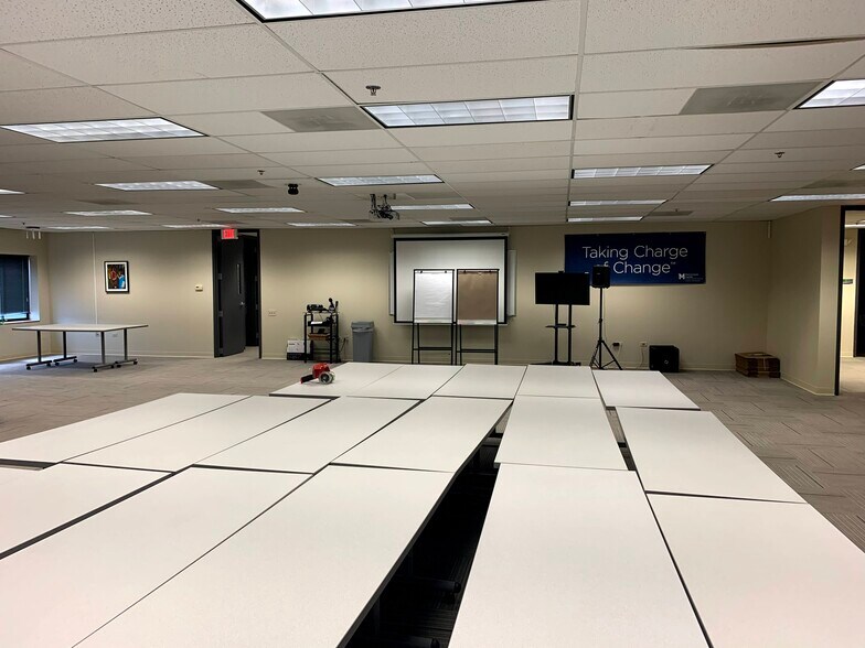 More Photos Of 6200-6250 Capitol Dr, Wheeling Flex For Lease
