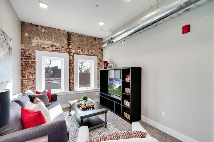 More Photos Of 300 S Logan St, Denver Apartments For Lease