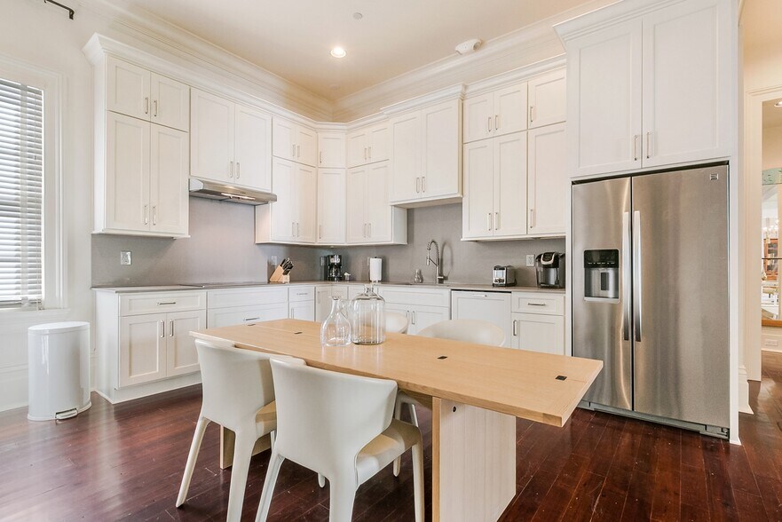 More Photos Of 1912 St Charles Ave, New Orleans Office For Sale