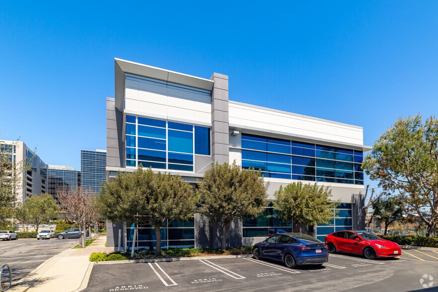 More Photos Of 887-889 N Douglas St, El Segundo Loft Creative Space For Lease