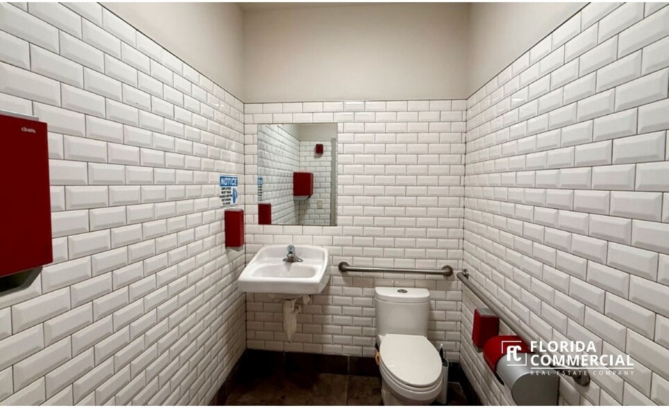 More Photos Of 3980 NW Federal Hwy, Jensen Beach General Retail For Lease
