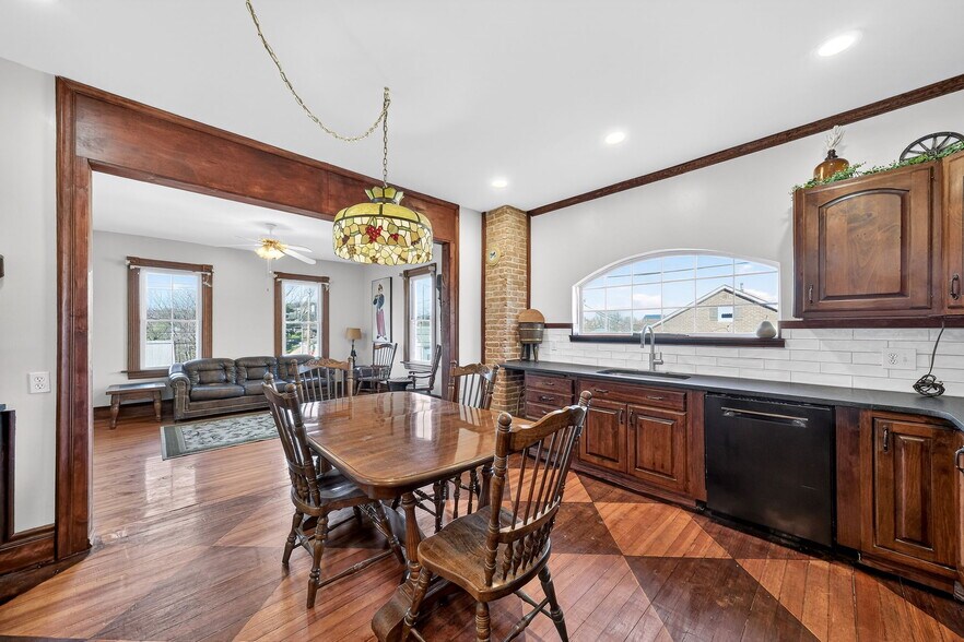 More Photos Of 1011 Market St, Hermann General Retail For Sale