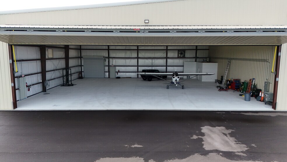 More Photos Of 6950 Tampa Executive Arpt Blvd blvd, Tampa Airplane Hangar For Lease