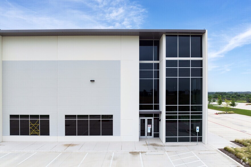 More Photos Of 4811 N Interstate 35, Georgetown Distribution For Lease