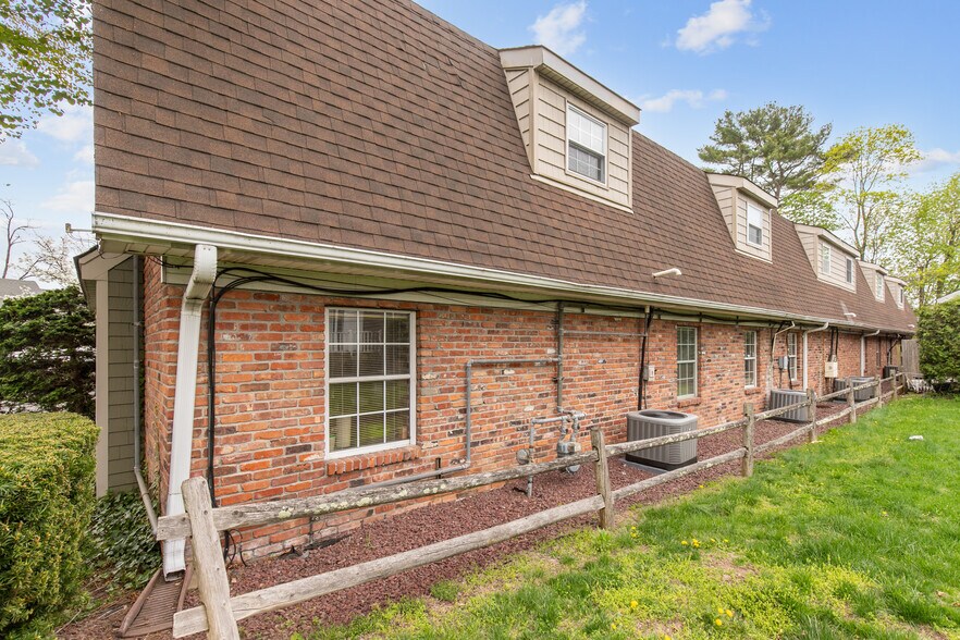 More Photos Of 550 N Country Rd, Saint James Office For Sale