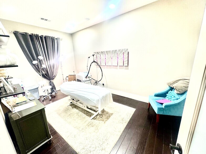 More Photos Of 919 W Gray St, Houston Office For Lease