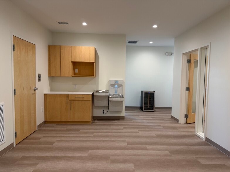 More Photos Of 814 Johnnie Dodds Blvd, Mount Pleasant Medical For Lease