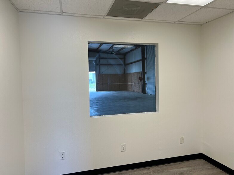 More Photos Of 3318 Dwayne Rd, Rosharon Warehouse For Lease