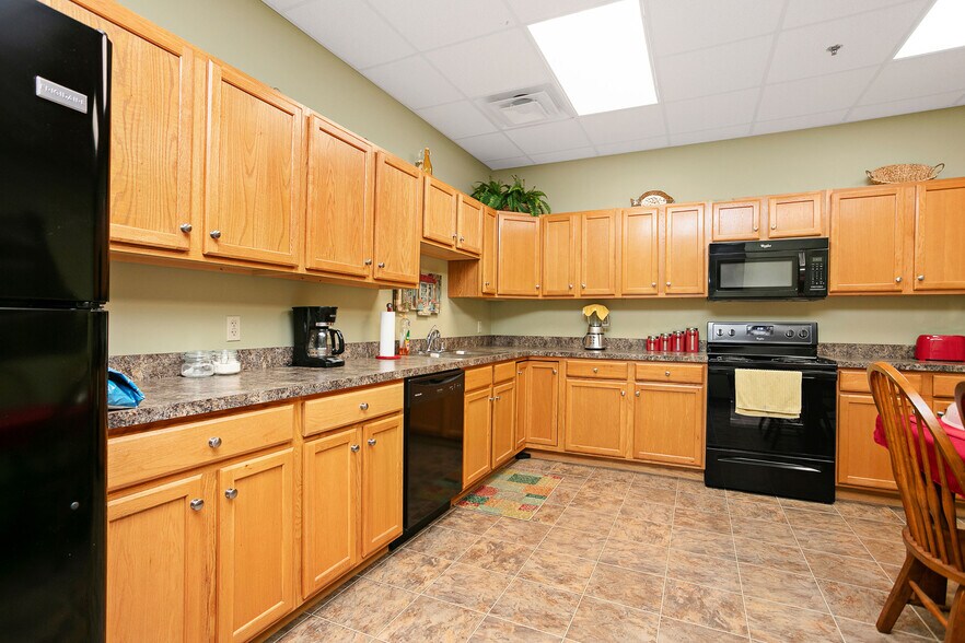 More Photos Of 805 Commerce Dr, Leitchfield Flex For Sale