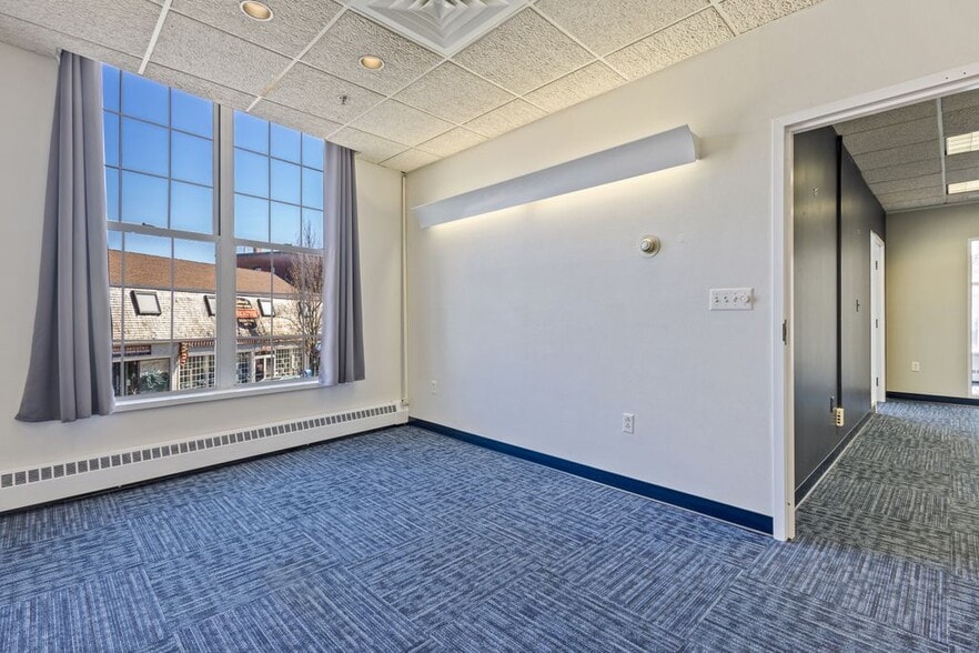 More Photos Of 4 Townsend Ave, Boothbay Harbor Freestanding For Sale