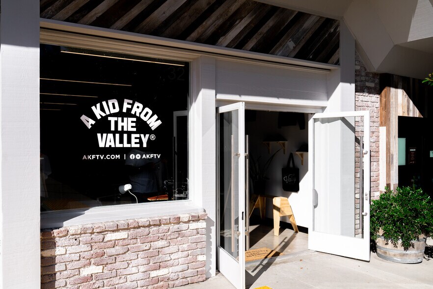 More Photos Of 20929 Ventura Blvd, Woodland Hills Unknown For Lease