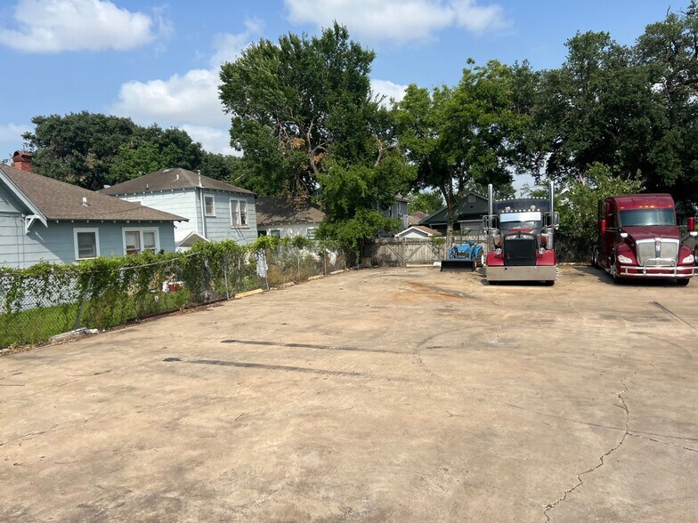 More Photos Of 5101 Canal St, Houston Flex For Lease