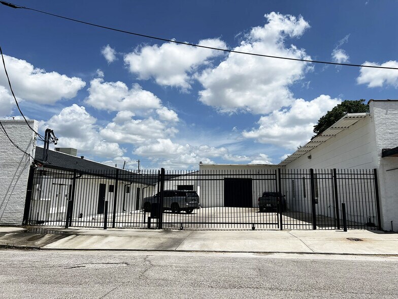 More Photos Of 3602 Navigation Blvd, Houston Freestanding For Sale