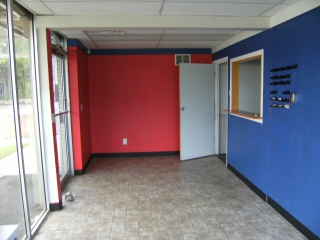 More Photos Of 123 N Alpine Rd, Rockford Freestanding For Sale