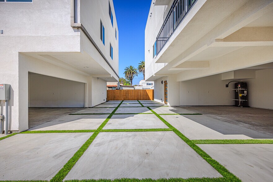 More Photos Of 2010 S Dunsmuir Ave, Los Angeles Multifamily For Sale