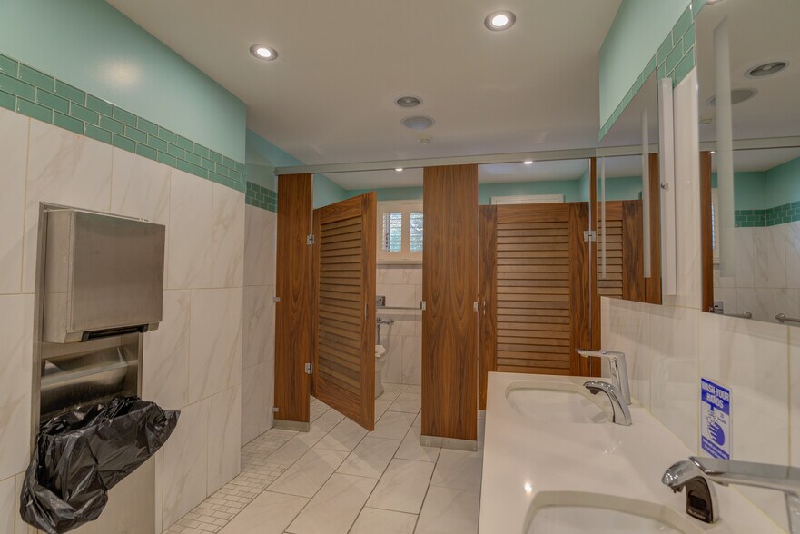 More Photos Of 200 Shore Rd, Ogunquit Restaurant For Sale