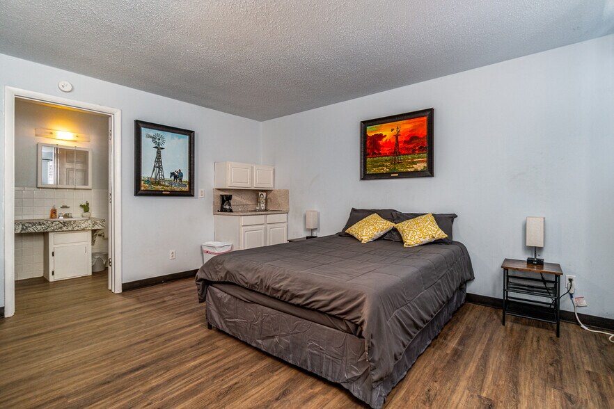 More Photos Of 912 N Hwy 87, Tulia Hotel For Sale