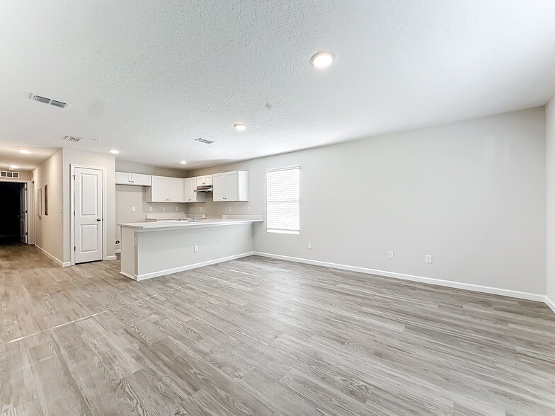 More Photos Of 6421 Breezy Oaks Way, Jacksonville Apartments For Sale