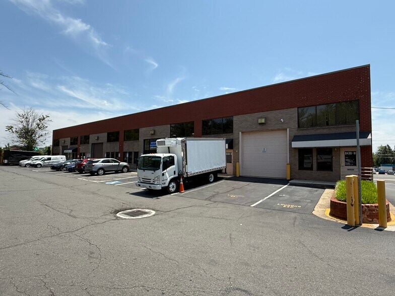 More Photos Of 8424-8430 Lee Hwy, Fairfax Showroom For Lease