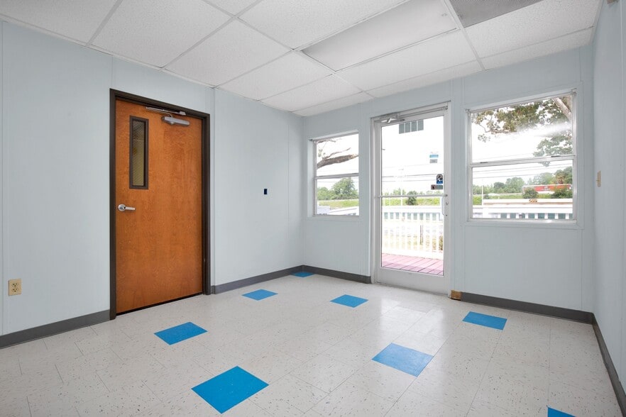 More Photos Of 2407 W 5th St, Lumberton Office For Sale