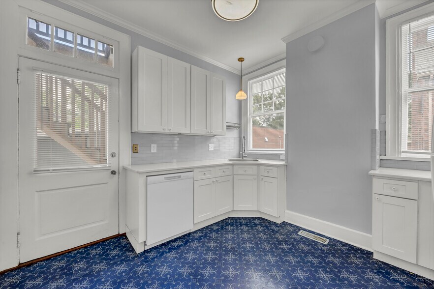 More Photos Of 8 S 7th St, Wilmington Office For Sale