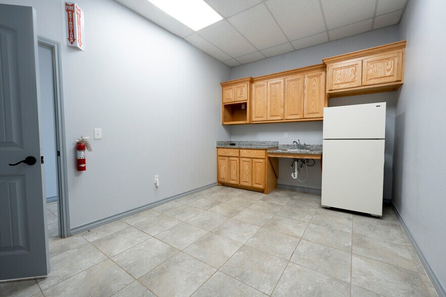 More Photos Of 1508 County Road 1105, Midland Warehouse For Lease