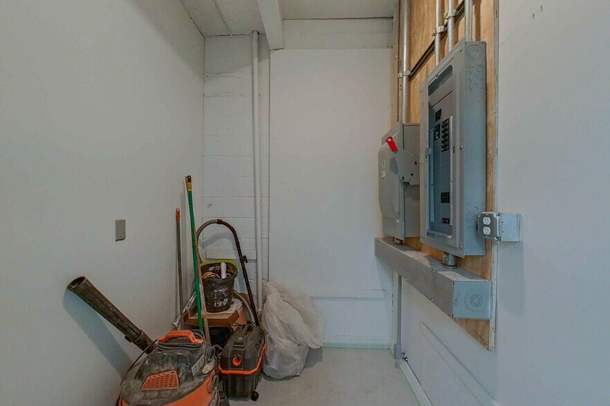 More Photos Of 3108 E Bristol Rd, Burton Warehouse For Lease