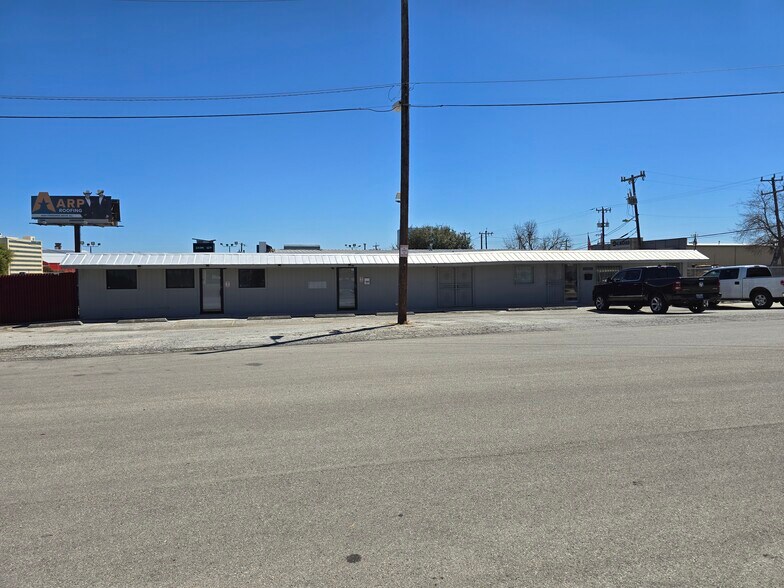 More Photos Of 10000 McCullough Ave, San Antonio Distribution For Sale