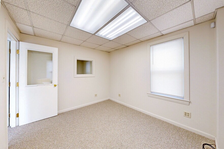 More Photos Of 17 Lark Ave, Saugus Office For Lease